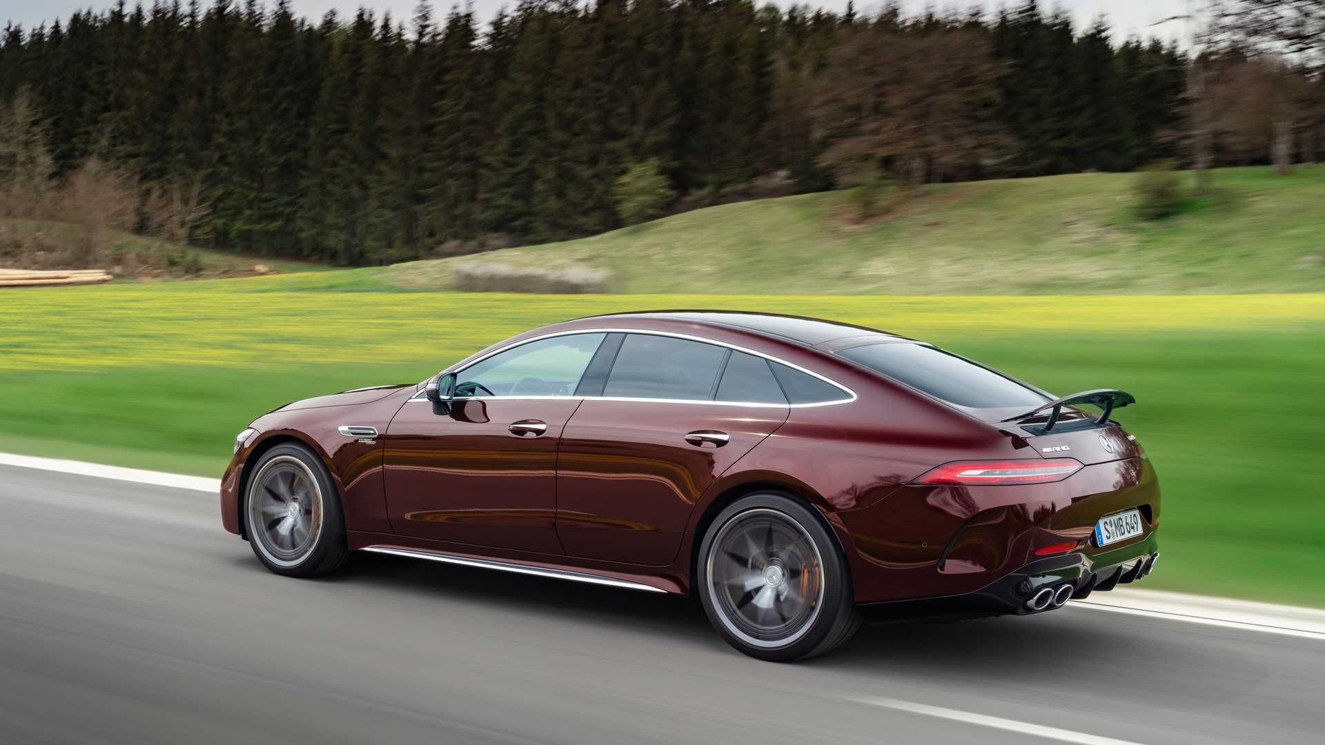 نمای عقب مرسدس آ ام گ جی تی چهاردر / 2022 Mercedes-AMG GT 4-Door در جاده