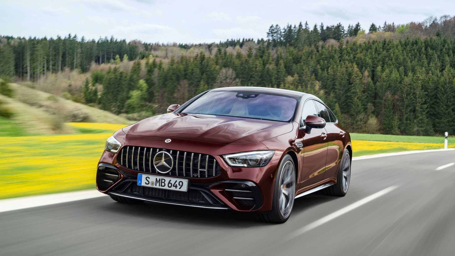 نمای سه چهارم مرسدس آ ام گ جی تی چهاردر / 2022 Mercedes-AMG GT 4-Door در جاده