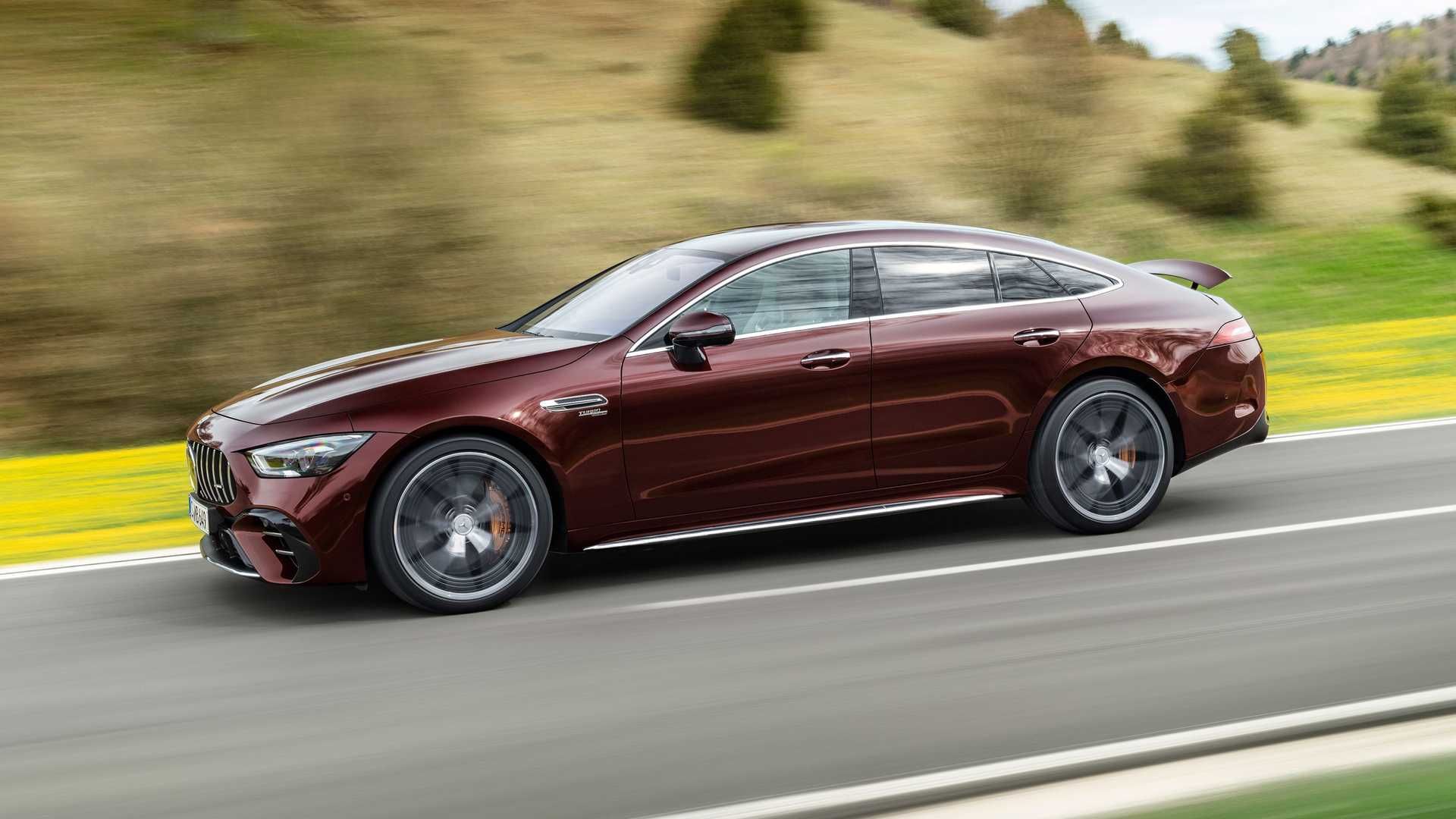 نمای بیرونی مرسدس آ ام گ جی تی چهاردر / 2022 Mercedes-AMG GT 4-Door در جاده