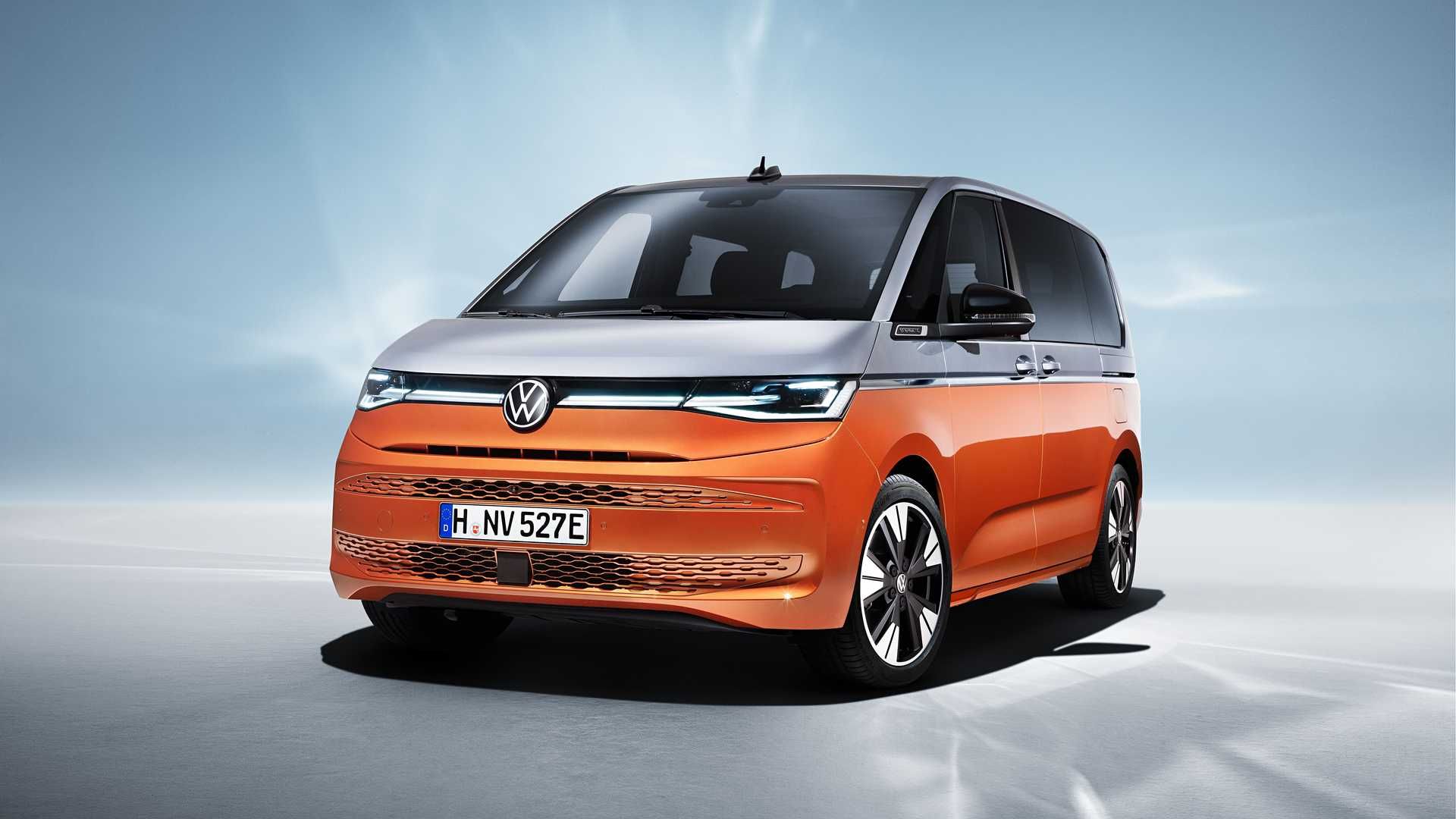 نمای سه چهارم جلو ون چندمنظوره فولکس واگن تی 7 / 2022 Volkswagen Multivan T7 نارنجی رنگ