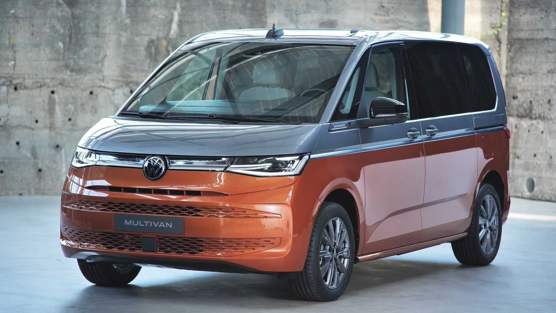 نمای سه چهارم ون چندمنظوره فولکس واگن تی 7 / 2022 Volkswagen Multivan T7 نارنجی رنگ