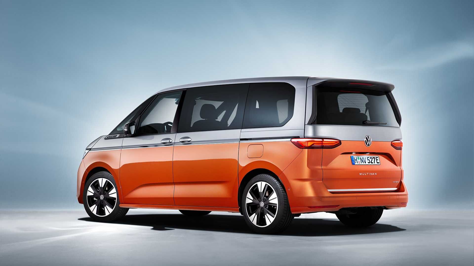نمای عقب ون چندمنظوره فولکس واگن تی 7 / 2022 Volkswagen Multivan T7 نارنجی رنگ