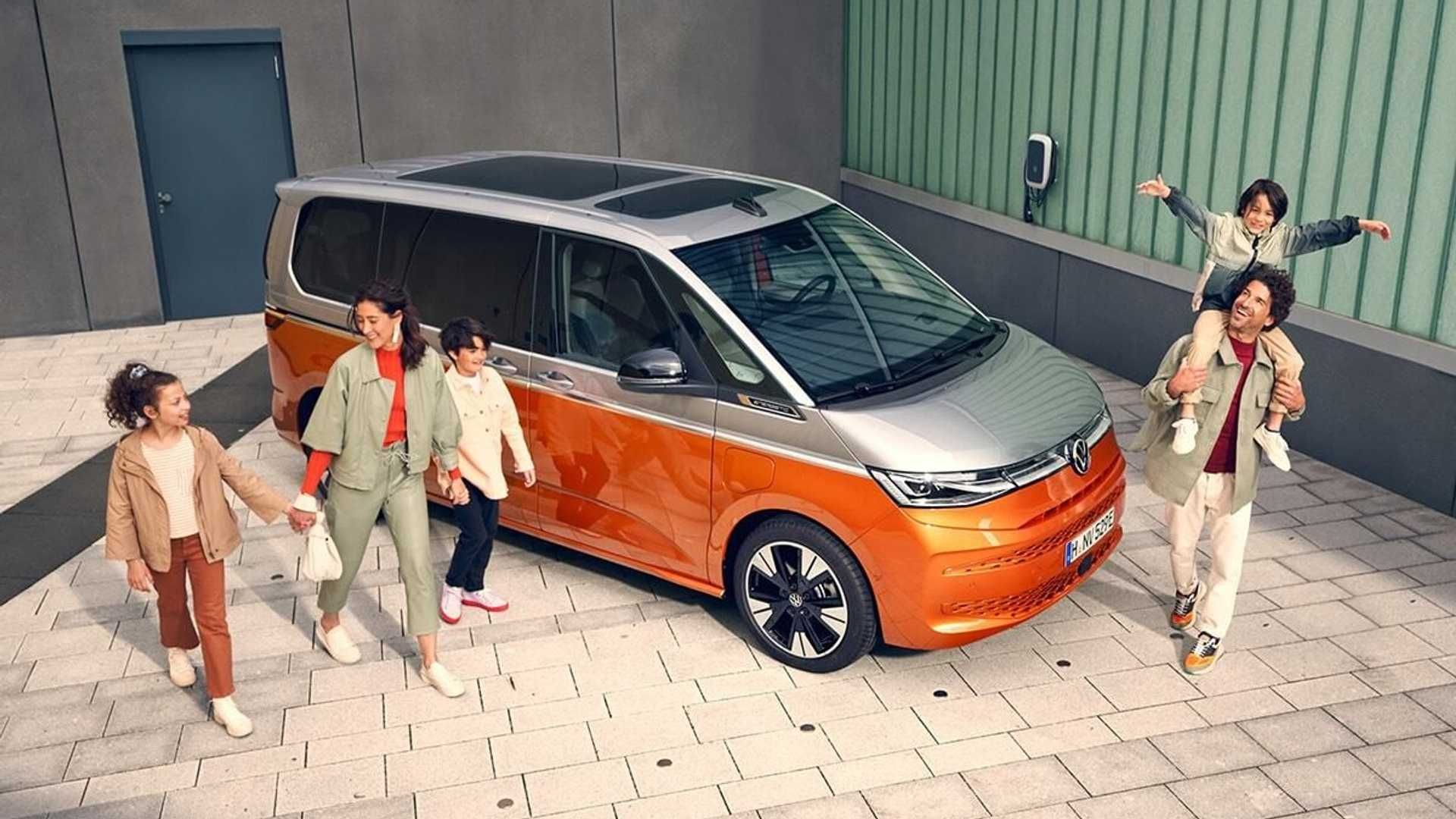 ون چندمنظوره فولکس واگن تی 7 / 2022 Volkswagen Multivan T7 در کنار خانواده