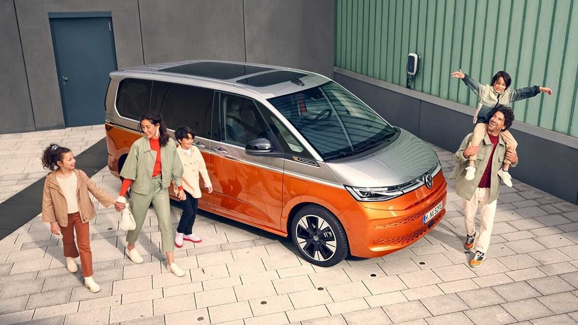 ون چندمنظوره فولکس واگن تی 7 / 2022 Volkswagen Multivan T7 در کنار خانواده