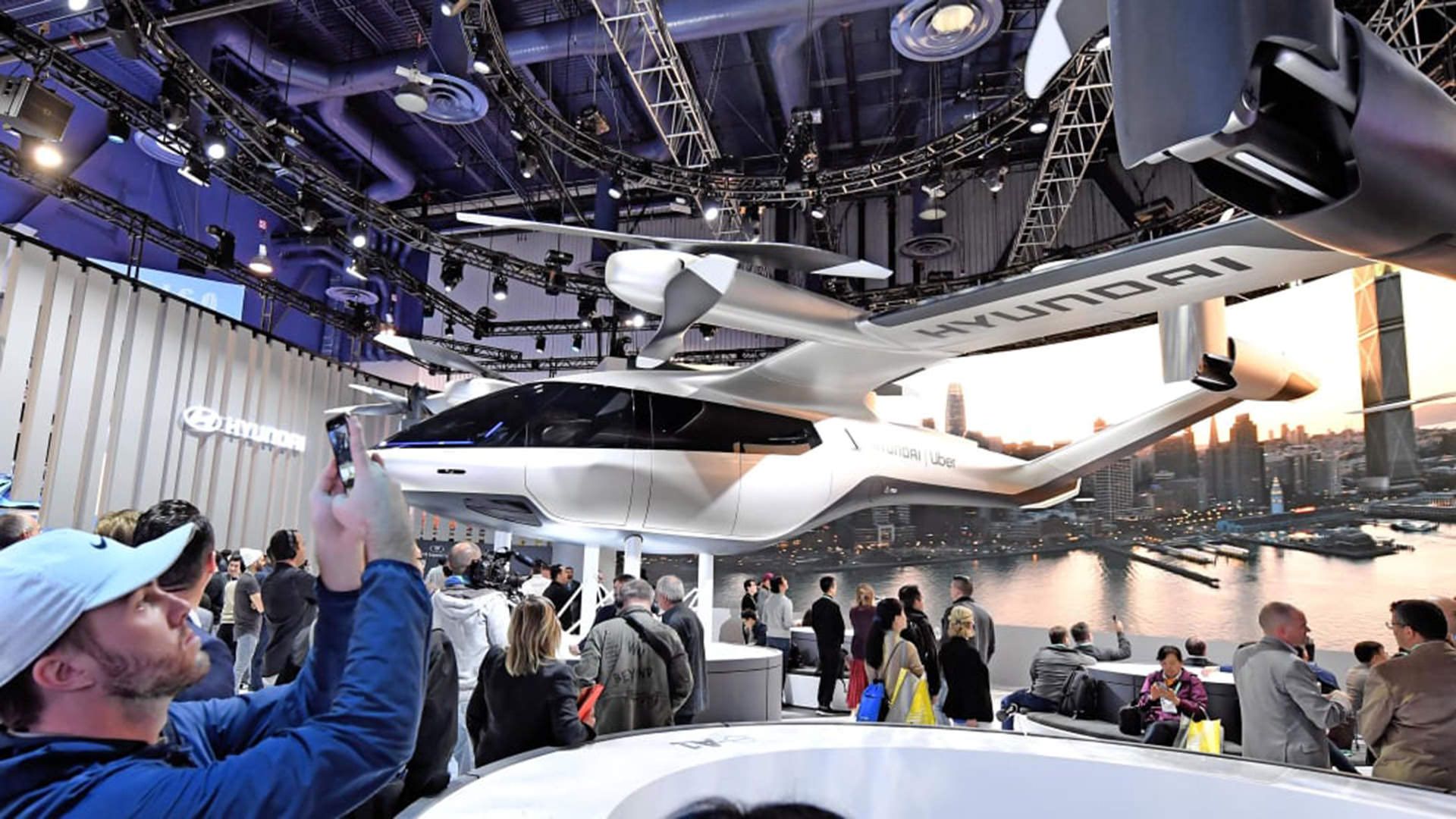 نمایش خودروی پرنده هیوندای / hyundai flying car در رویداد خودرو آینده