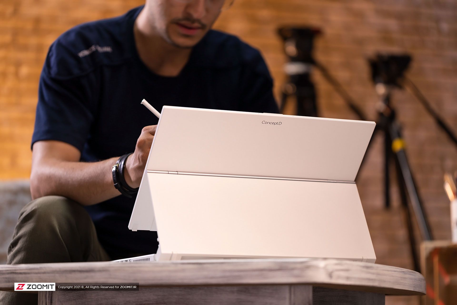 کار با قلم لپ تاپ ایسر ConceptD 7 Ezel Pro در حال شناور