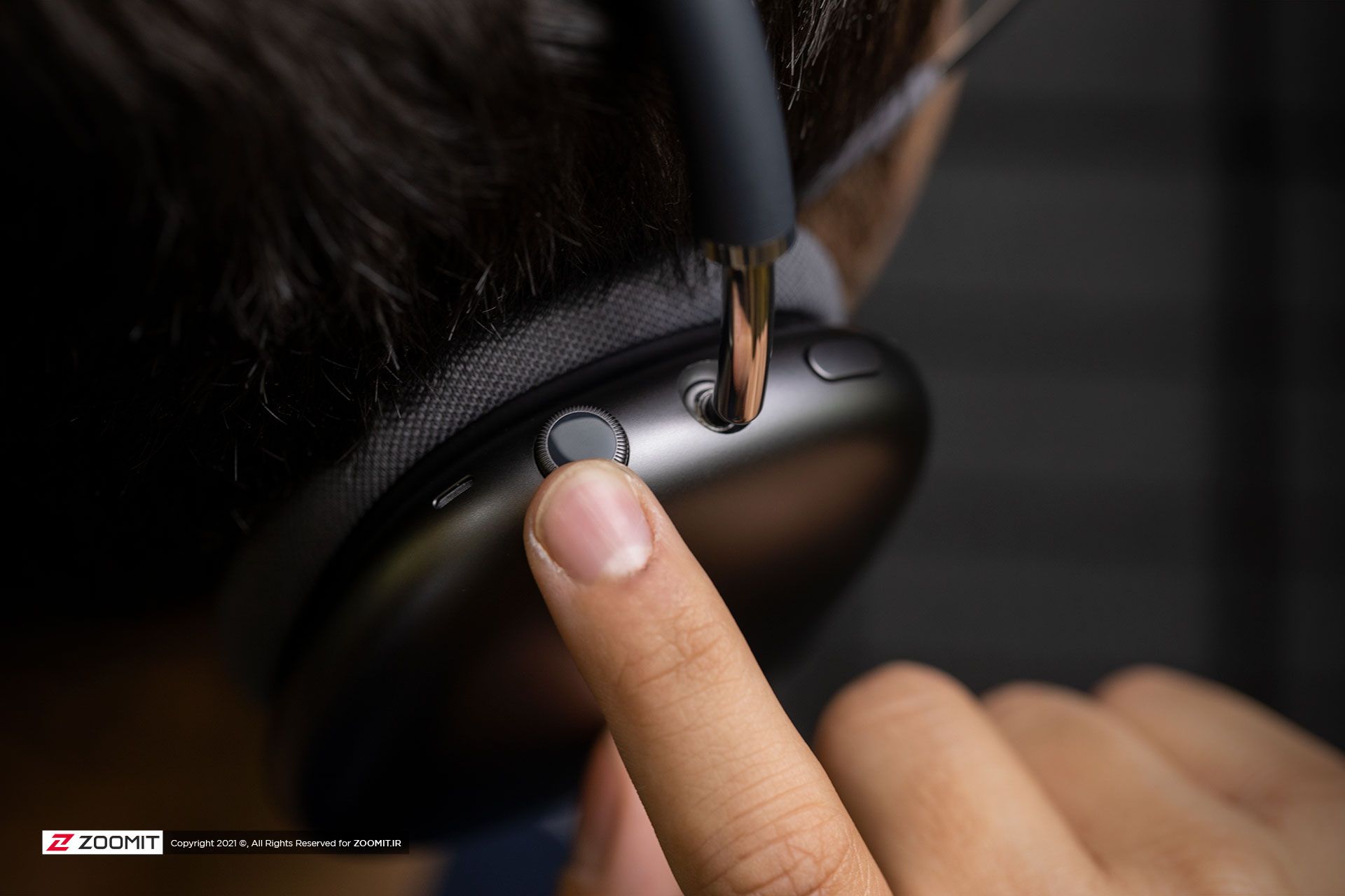 چرخاندن کراون هدفون دور گوش ایرپاد مکس اپل