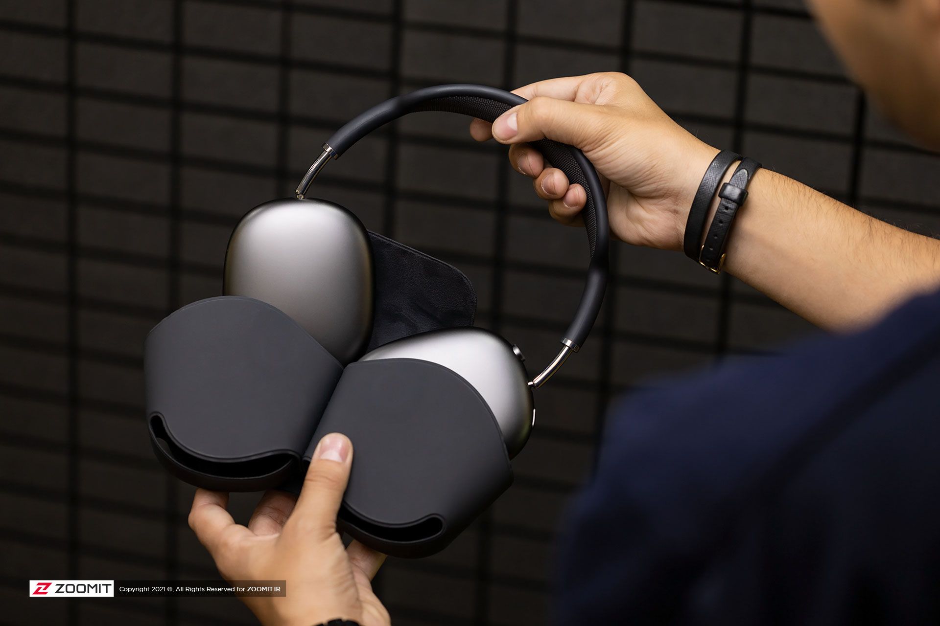 خارج کردن هدفون دور گوش ایرپاد مکس اپل از کیف هوشمند