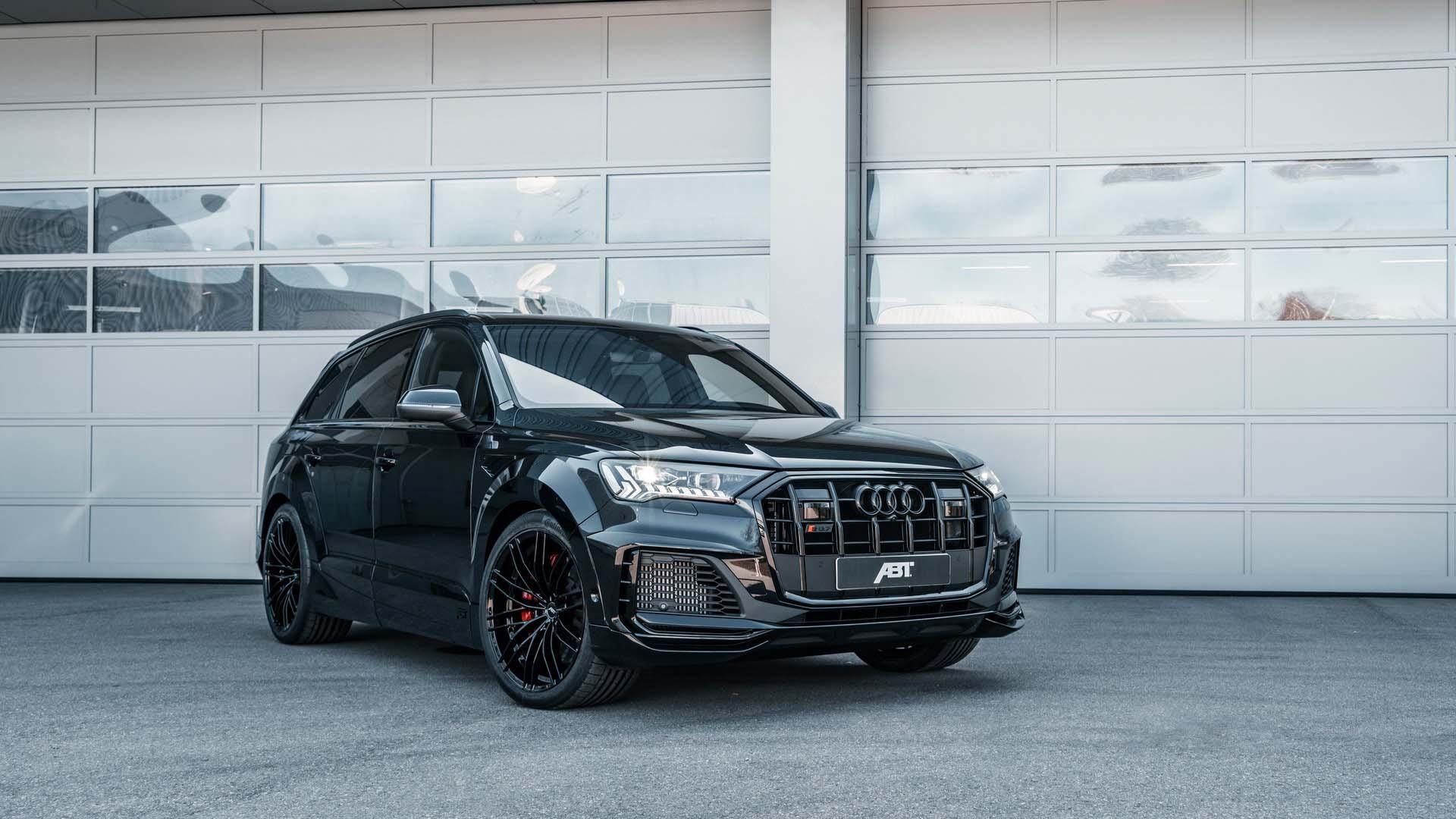 نمای آئودی اس کیو 7 تیونینگ ای بی تی اسپرتس‌لاین / ABT Sportsline Audi SQ7 در کنار دیوار