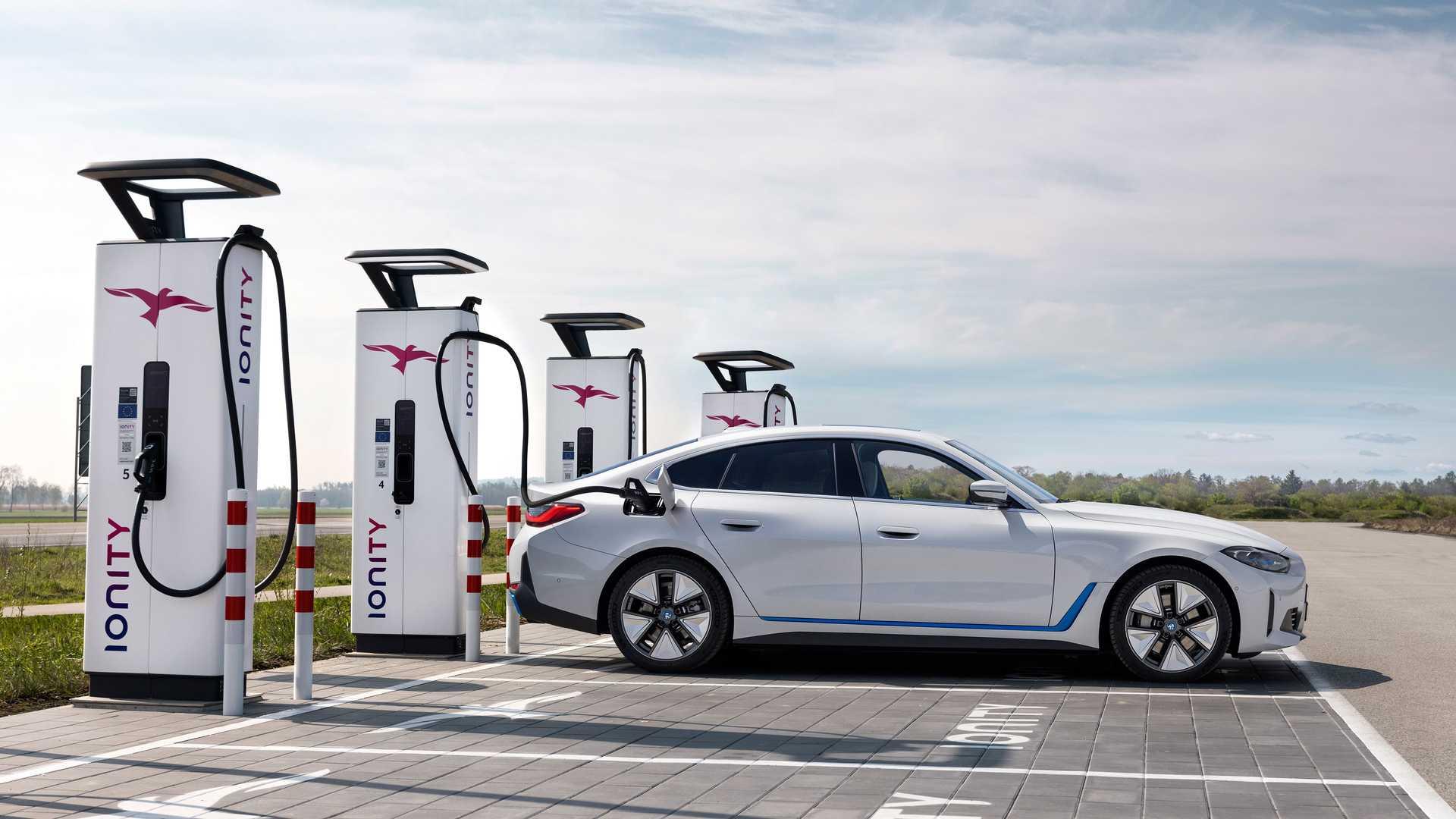 نمای جانبی BMW i4 بی ام و آی4 برقی
