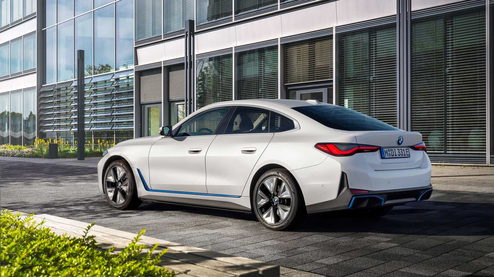 نمای عقب رخ BMW i4 بی ام و آی4 برقی