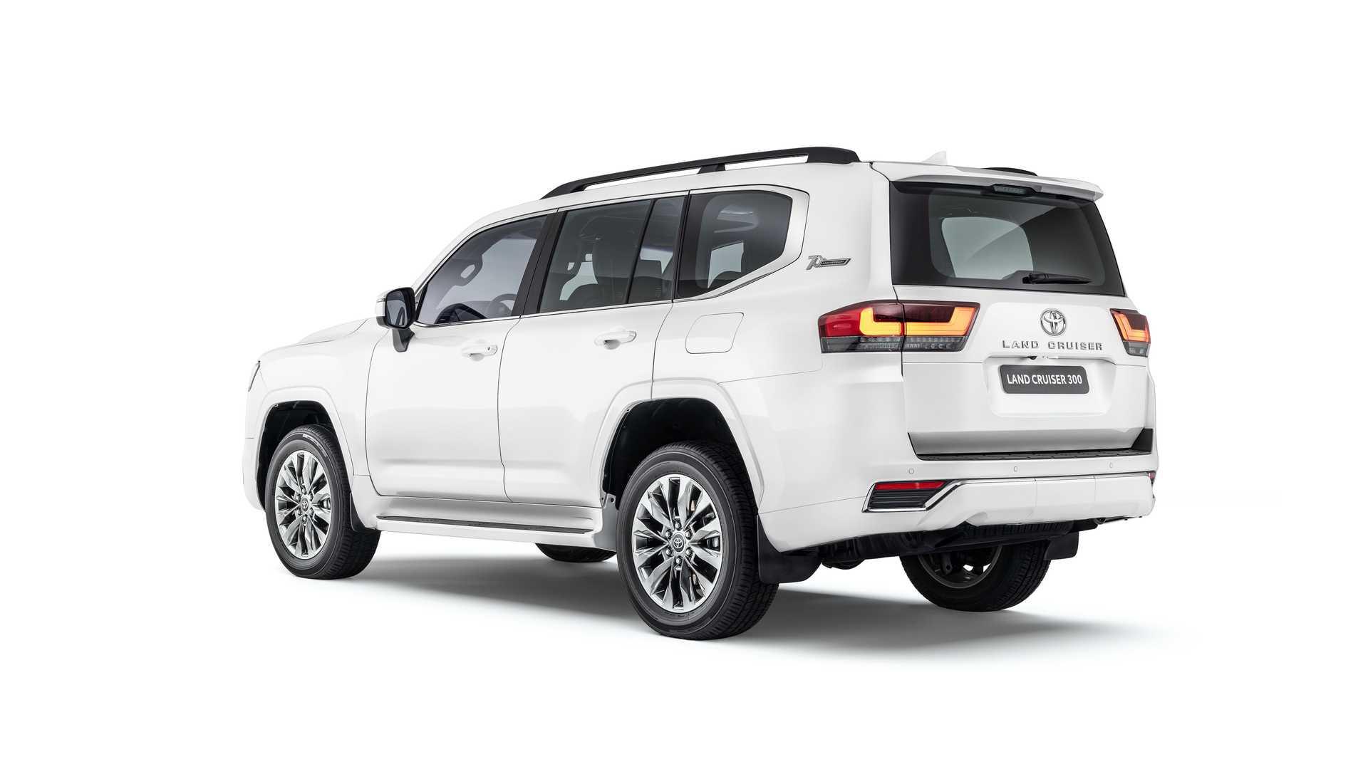 Toyota Land Cruiser 2022 تویوتا لندکروزر 300 نمای پشت