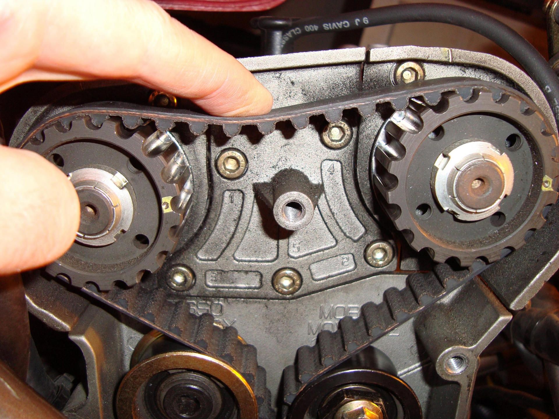 تسمه تایم خودرو / Vehicle Timing Belt روی پیشرانه