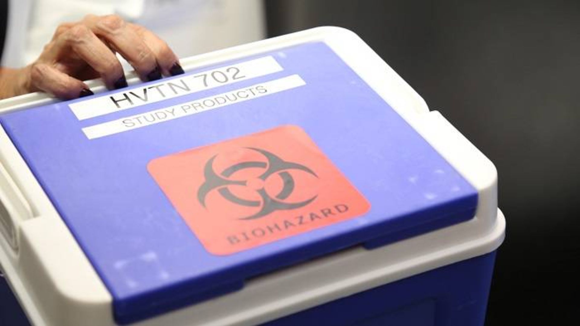 ظرف حاوی واکسن های ایدز برای کارآزمایی بالینی