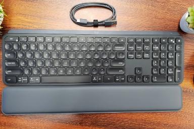 کیبورد Logitech MX Keys به همراه کابل USB