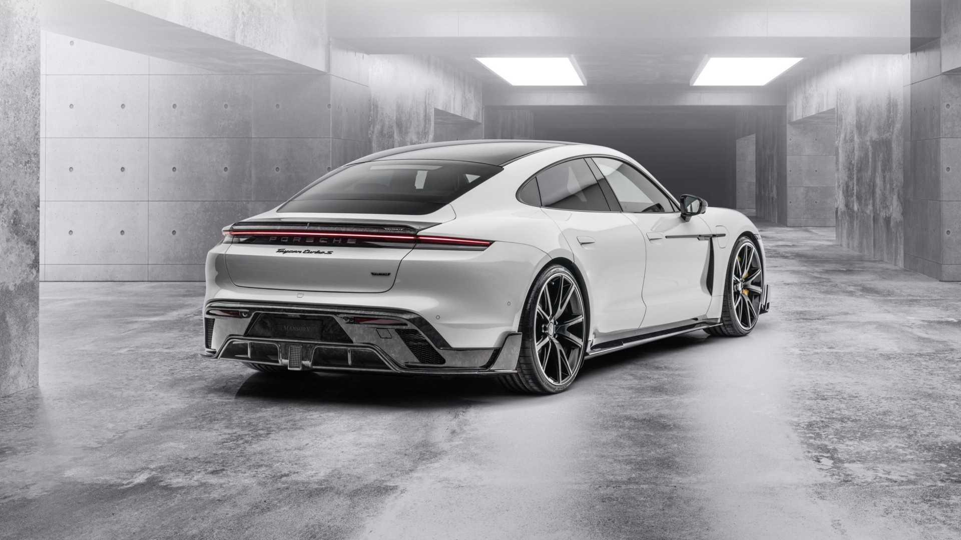 نمای سه چهارم عقب پورشه تایکان تیونینگ منصوری / Mansory Porsche Taycan سفید رنگَ