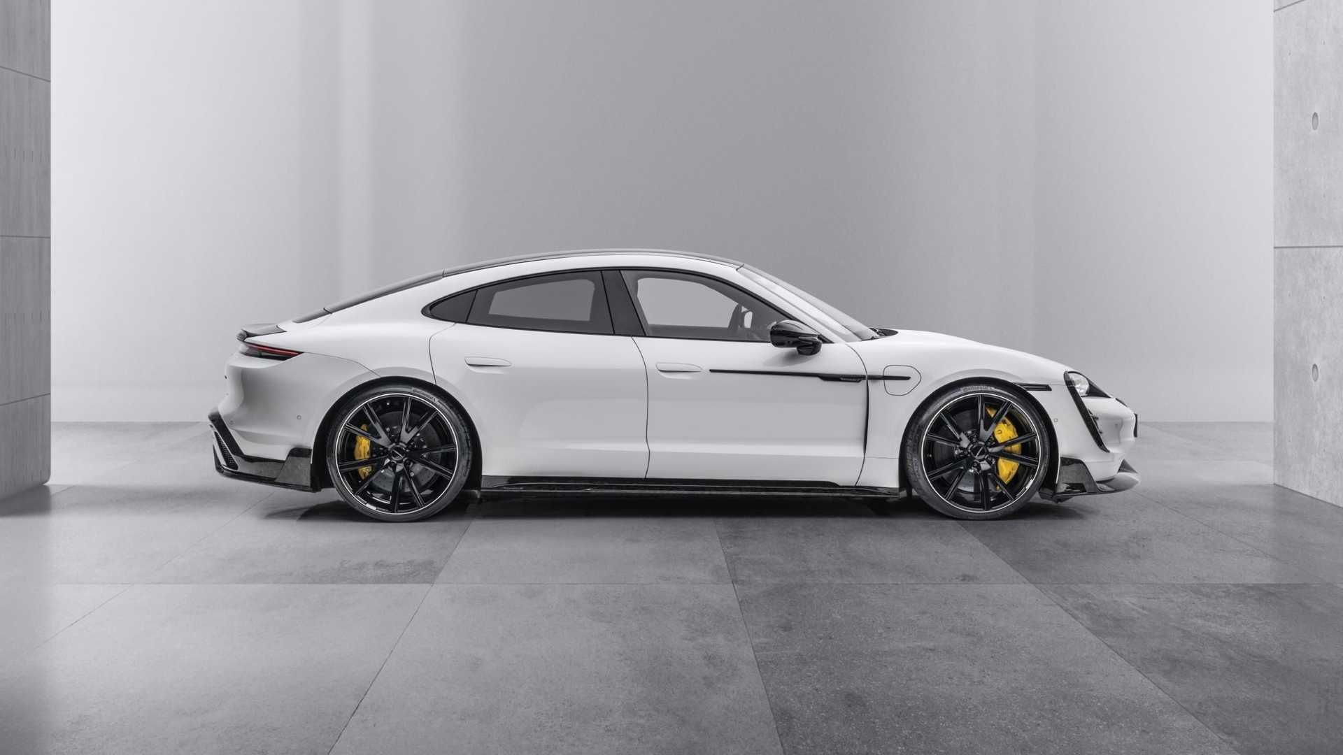 نمای جانبی پورشه تایکان تیونینگ منصوری / Mansory Porsche Taycan سفید رنگَ