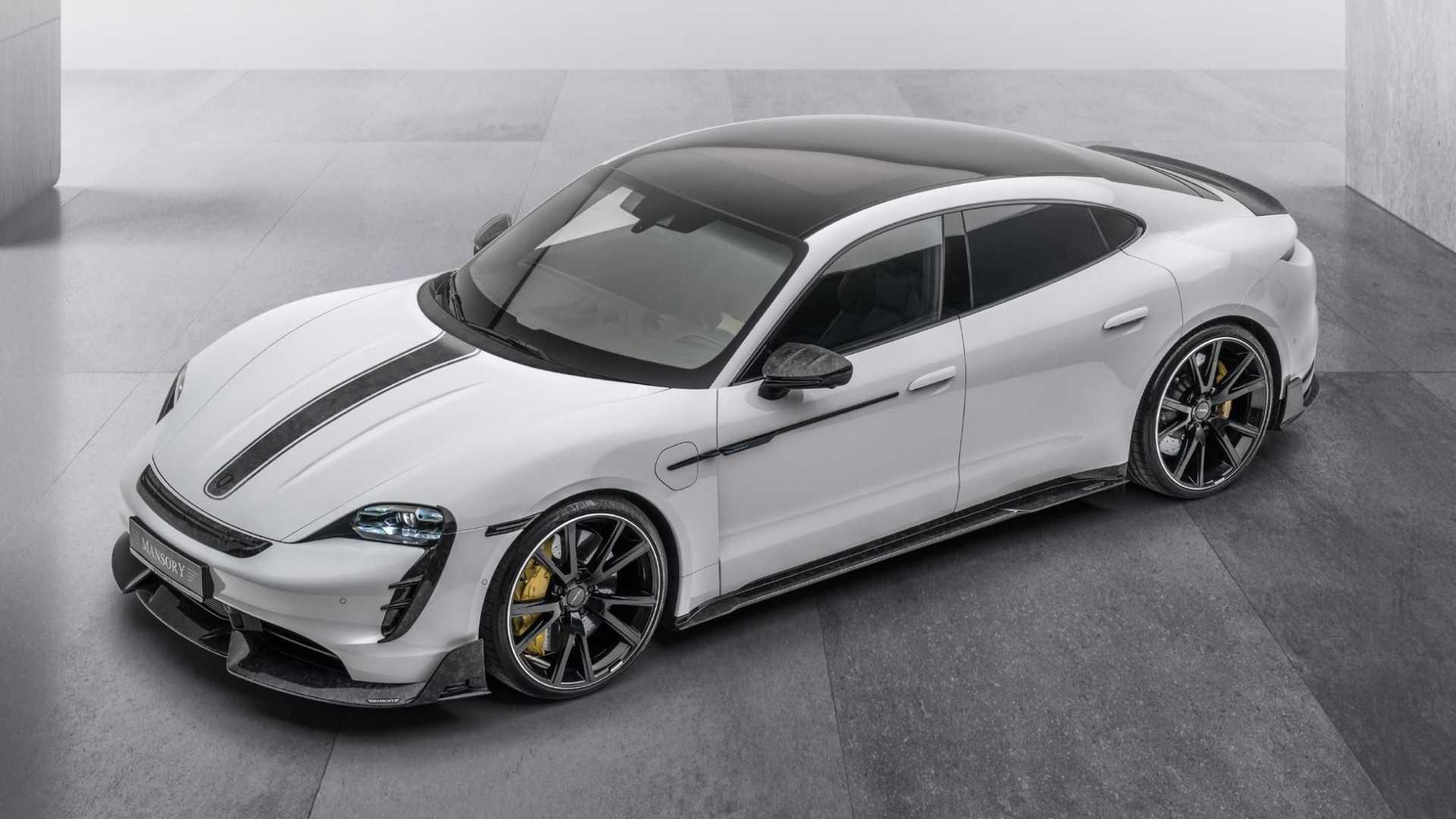 نمای سه چهارم پورشه تایکان تیونینگ منصوری / Mansory Porsche Taycan سفید رنگَ