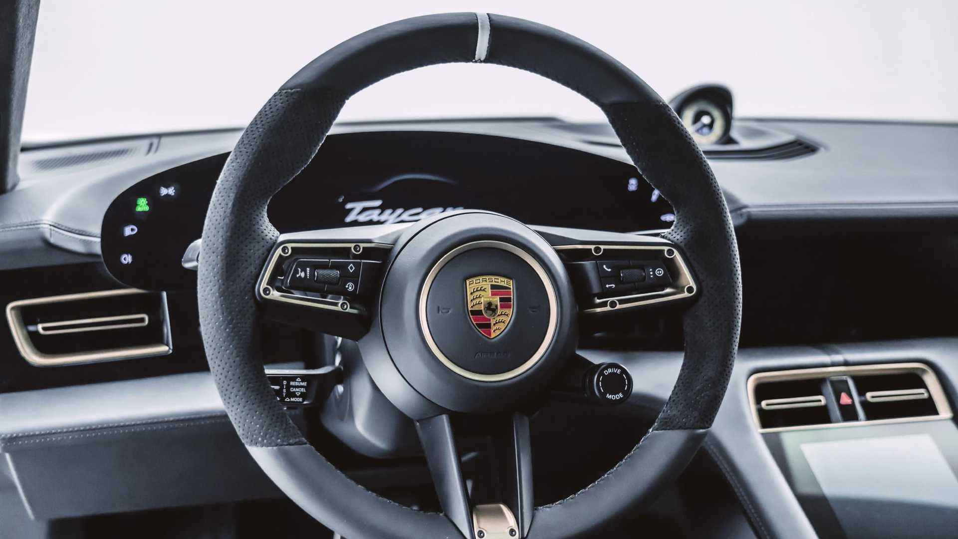 غربیلک فرمان پورشه تایکان تیونینگ منصوری / Mansory Porsche Taycan سفید رنگَ