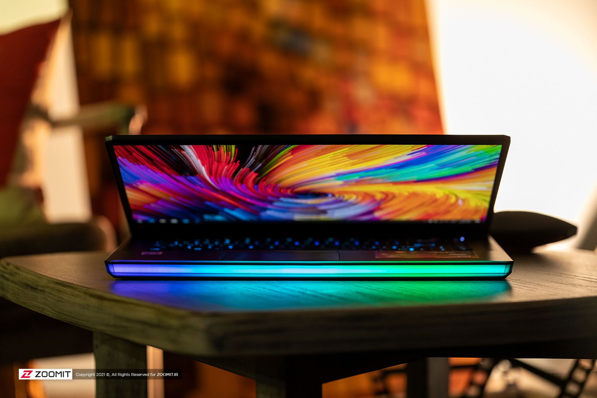 لپ تاپ MSI GE66 Raider نیمه باز روی میز