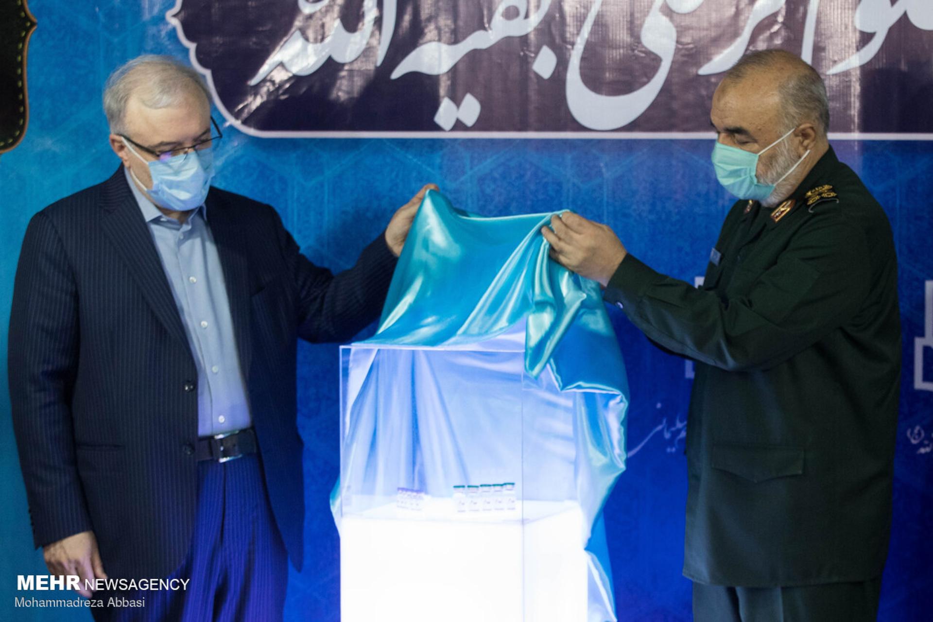 وزیر بهداشت و فرمانده سپاه پاسداران درحال رونمایی و برداشتن پرده از روی از واکسن کرونا نورا