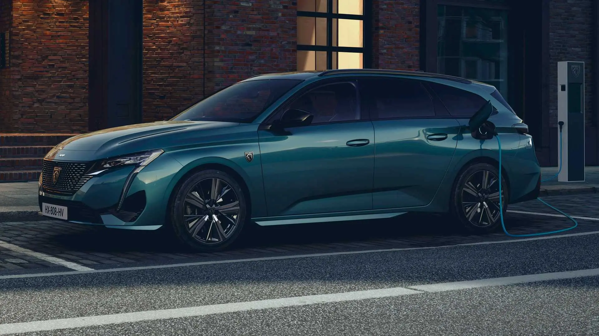 نمای سه چهارم استیشن واگن پژو 308 SW / 2022 Peugeot 308 SW در حال شارژ