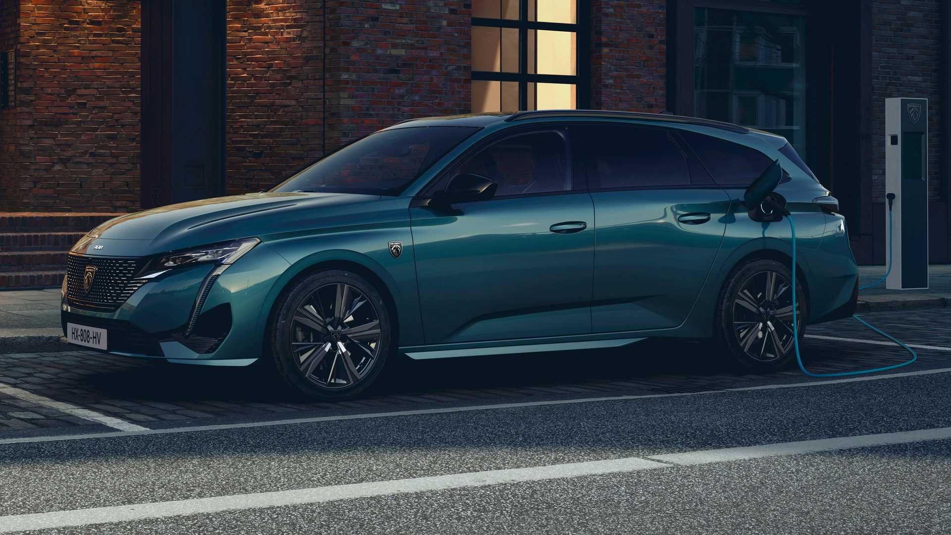 نمای سه چهارم استیشن واگن پژو 308 SW / 2022 Peugeot 308 SW در حال شارژ