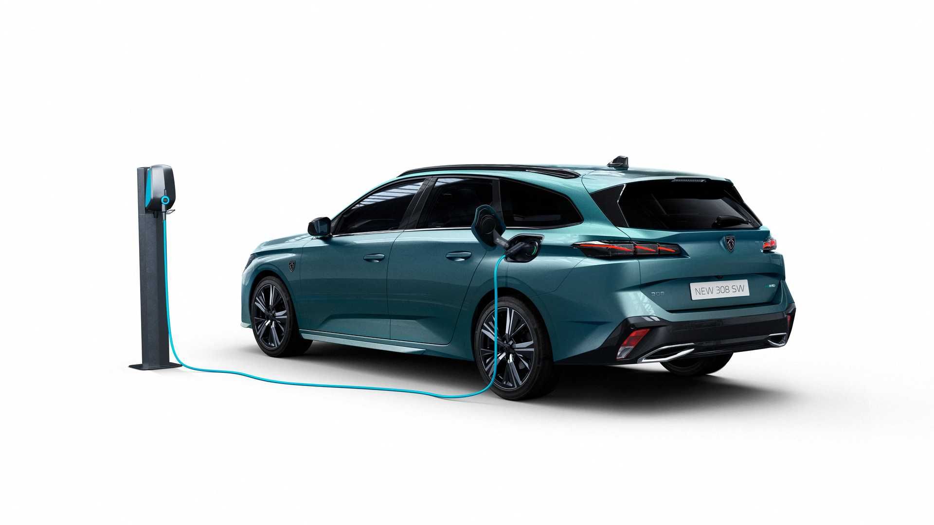 نمای سه چهارم عقب استیشن واگن پژو 308 SW / 2022 Peugeot 308 SW در حال شارژ