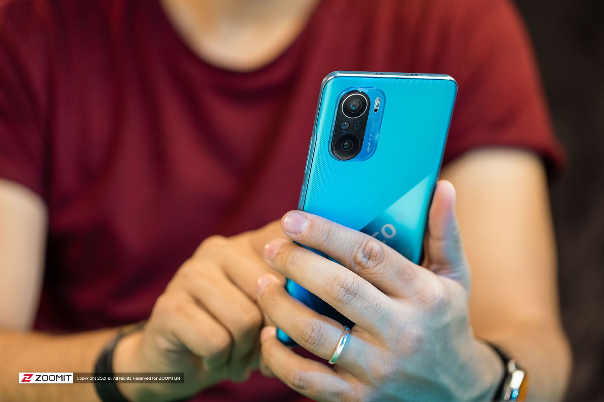 پوکو F3 در دست