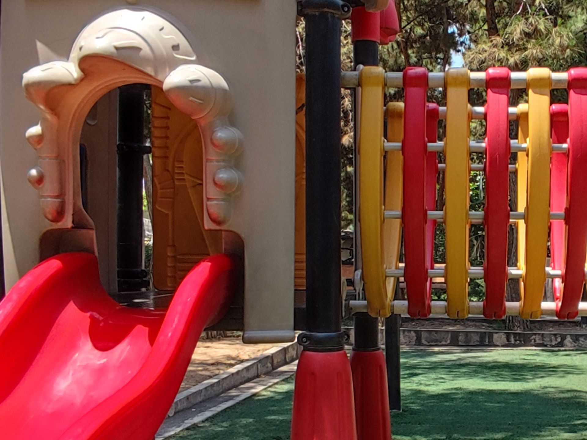 کراپ ۱۱۰ درصدی رنگ‌ها در دوربین اولتراواید پوکو F3