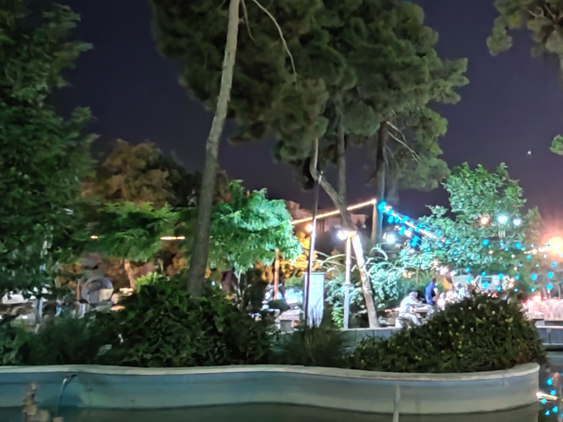 کراپ ۱۰۰ درصدی از عکس دوربین اولتراواید پوکو F3 در تاریکی با حالت Night