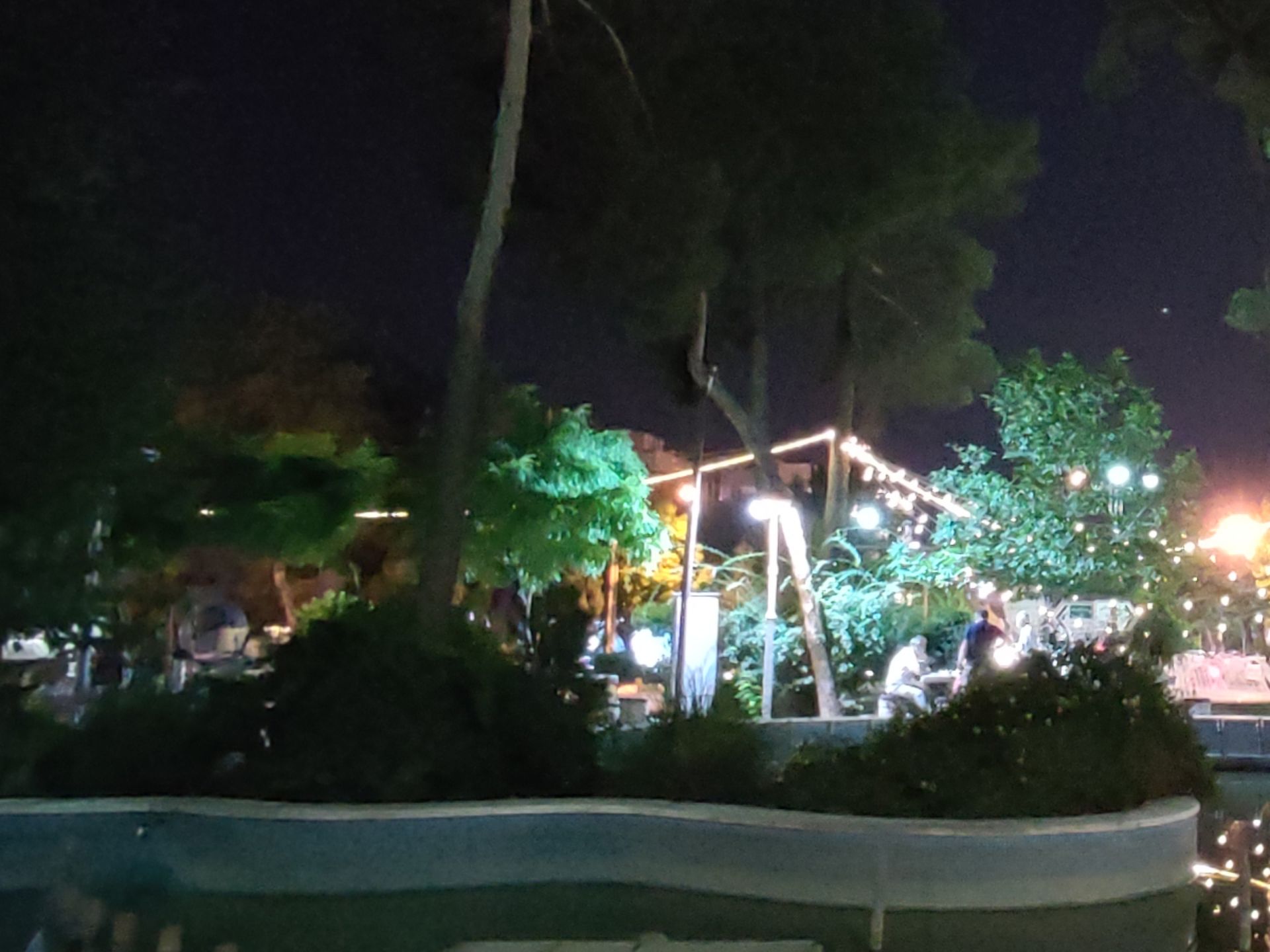 کراپ ۱۰۰ درصدی از عکس دوربین اولتراواید پوکو F3 در تاریکی با حالت Photo