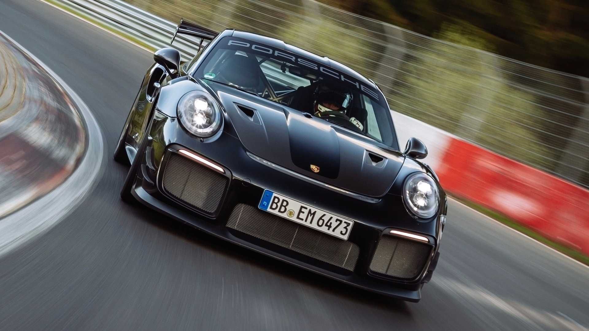 پورشه 911 جی تی 2 آر اس / Porsche 911 GT2 RS تیونینگ Manthey Racing در حال پیچیدن در پیست