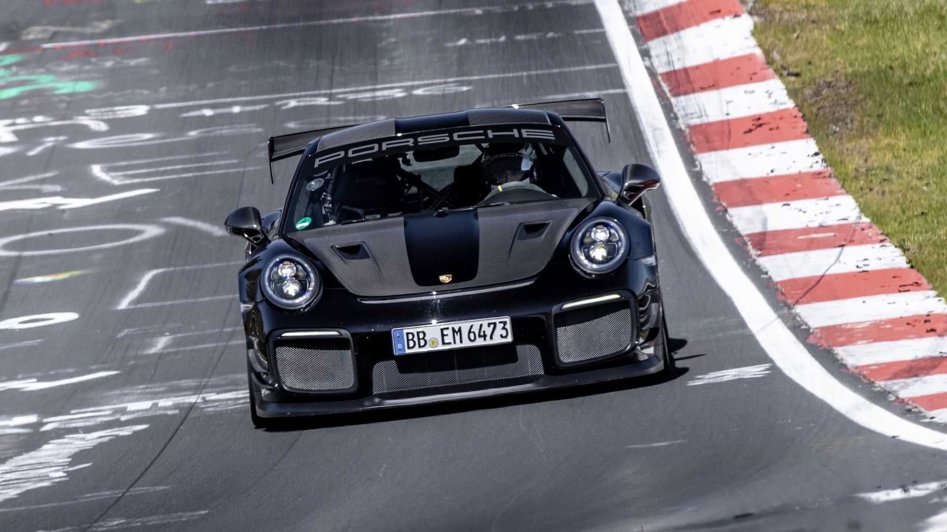 نمای جلو پورشه 911 جی تی 2 آر اس / Porsche 911 GT2 RS تیونینگ Manthey Racing در مسیر پیست