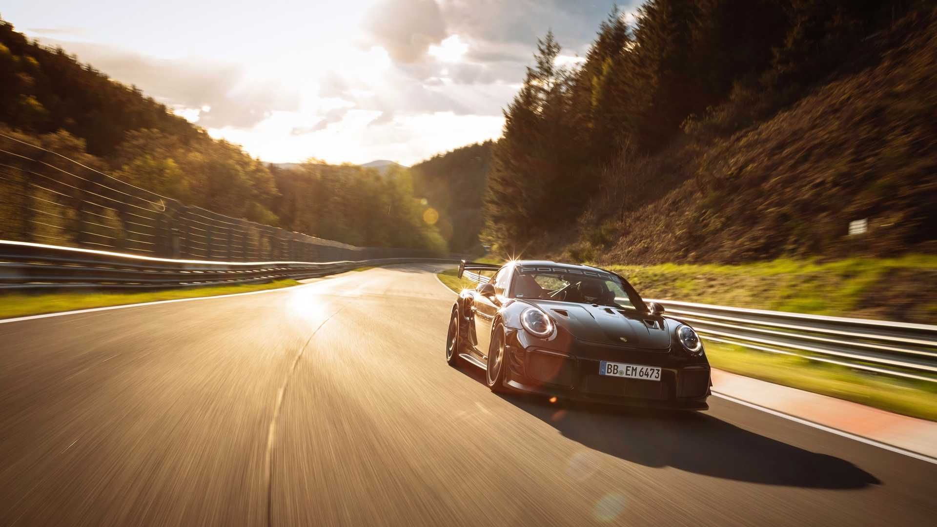 نمای جلو پورشه 911 جی تی 2 آر اس / Porsche 911 GT2 RS تیونینگ Manthey Racing با منظره جنگل