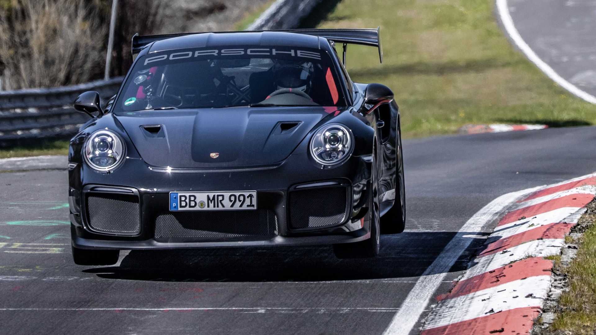 نمای جلو  پورشه 911 جی تی 2 آر اس / Porsche 911 GT2 RS تیونینگ Manthey Racing در پیست نوربرگ رینگ