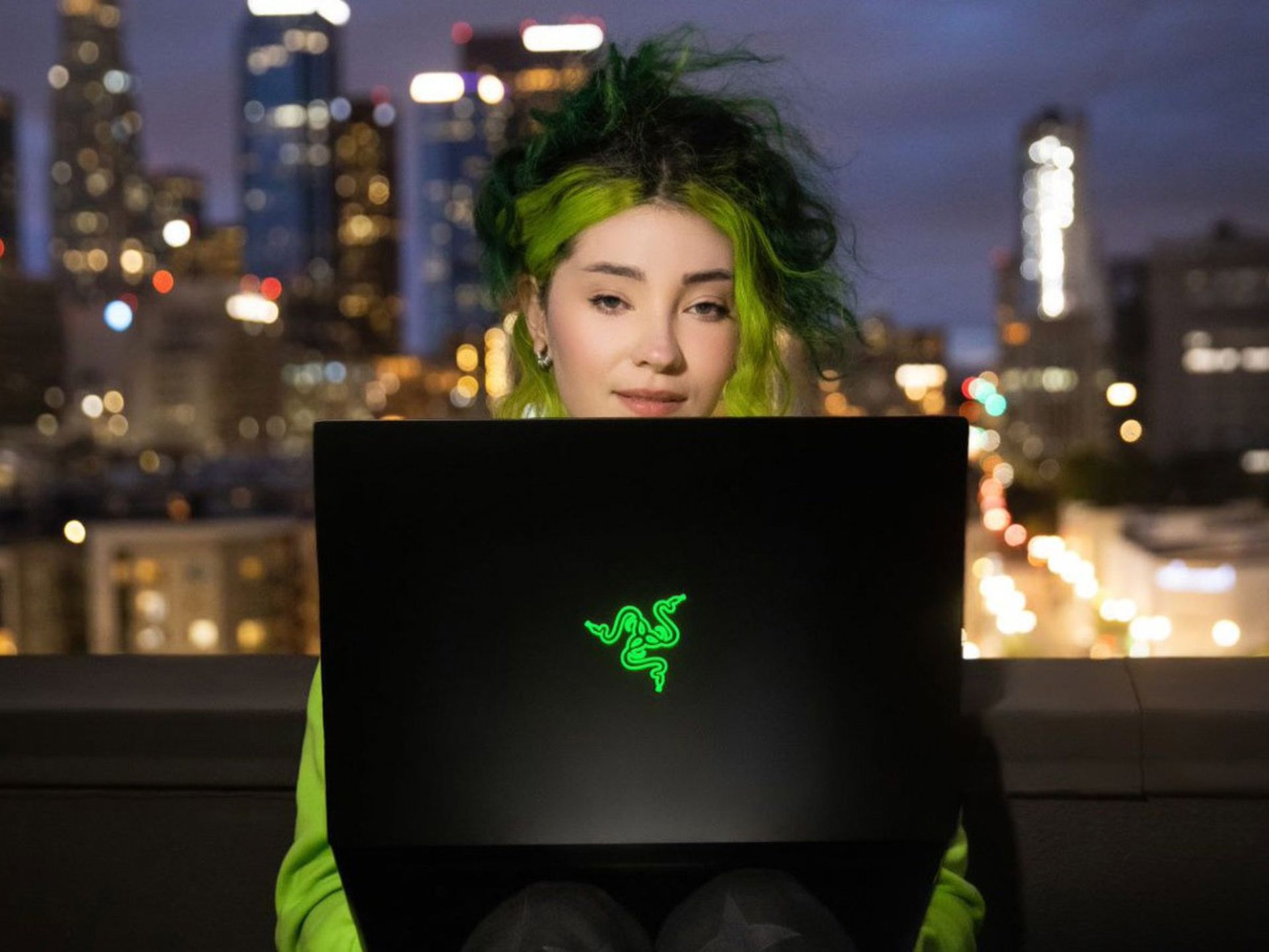 نمای پشت لپ تاپ گیمینگ ریزر بلید 14