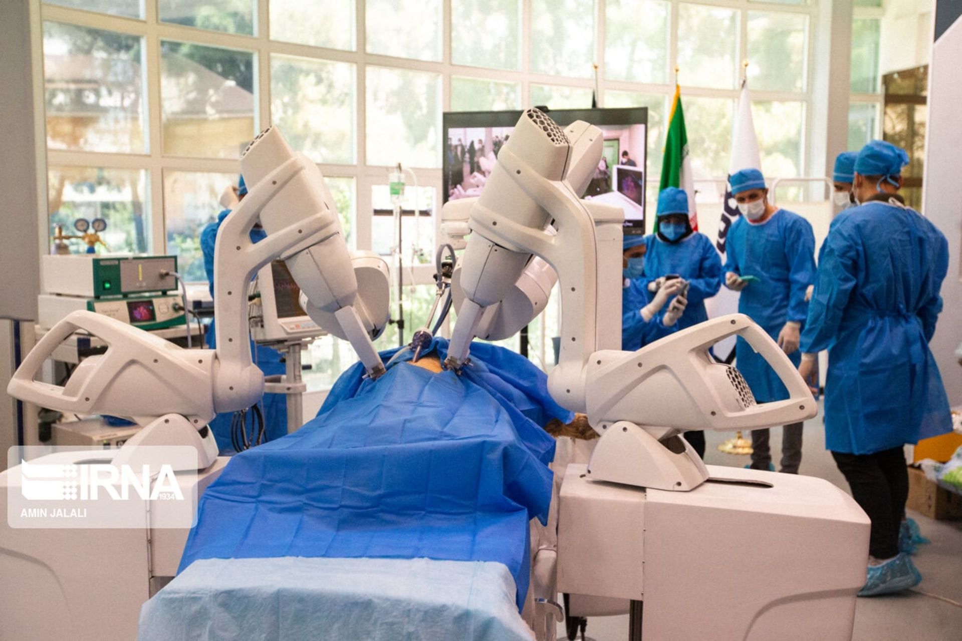 اتاق عمل جراحی رباتیک از راه دور روی حیوان روی شبکه همراه اول