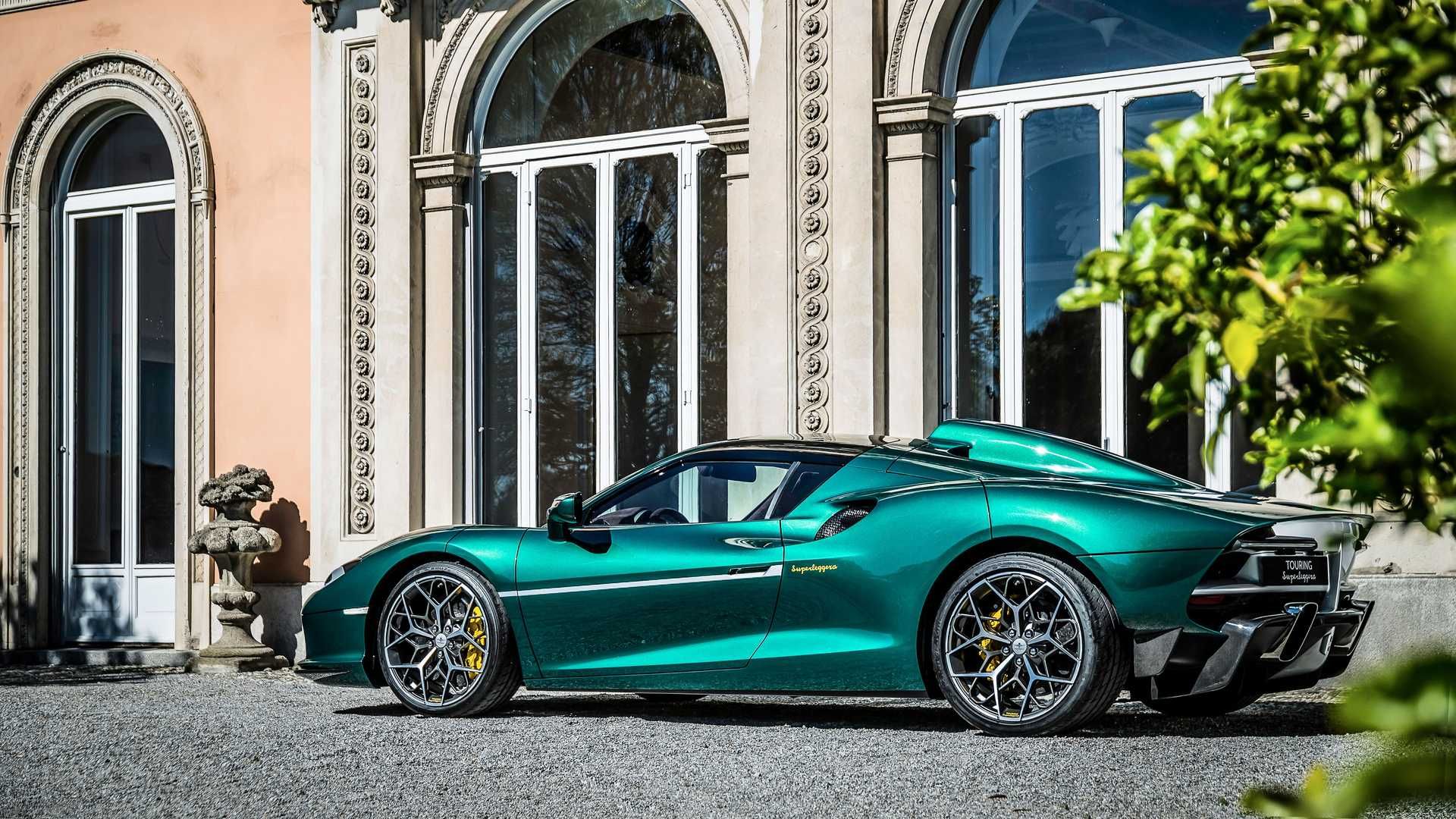 نمای جانبی تورینگ سوپرلجرا آرس آر اچ 95 / Touring Superleggera Arese RH95 مبتنی بر فراری 488 پیستا / Ferrari 488 Pista سبز رنگ در کنار ساختمان