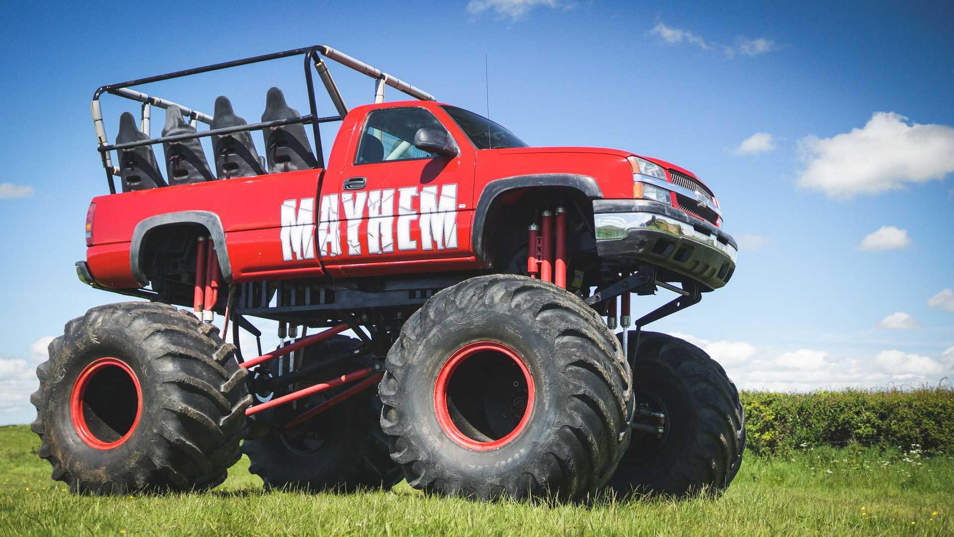نمای جلو وانت مانستر شورولت سیلورادو / Chevrolet Silverado Monster Truck قرمز رنگ