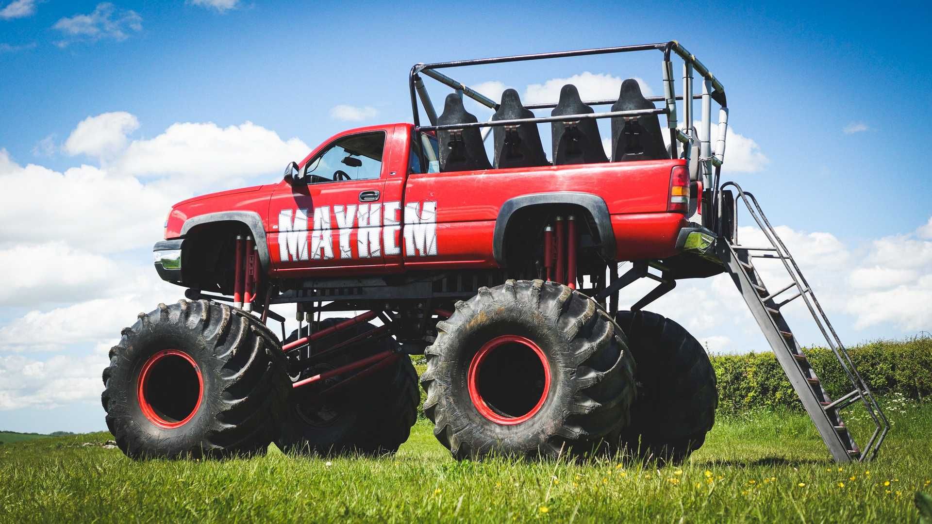 نمای جانبی وانت مانستر شورولت سیلورادو / Chevrolet Silverado Monster Truck قرمز رنگ