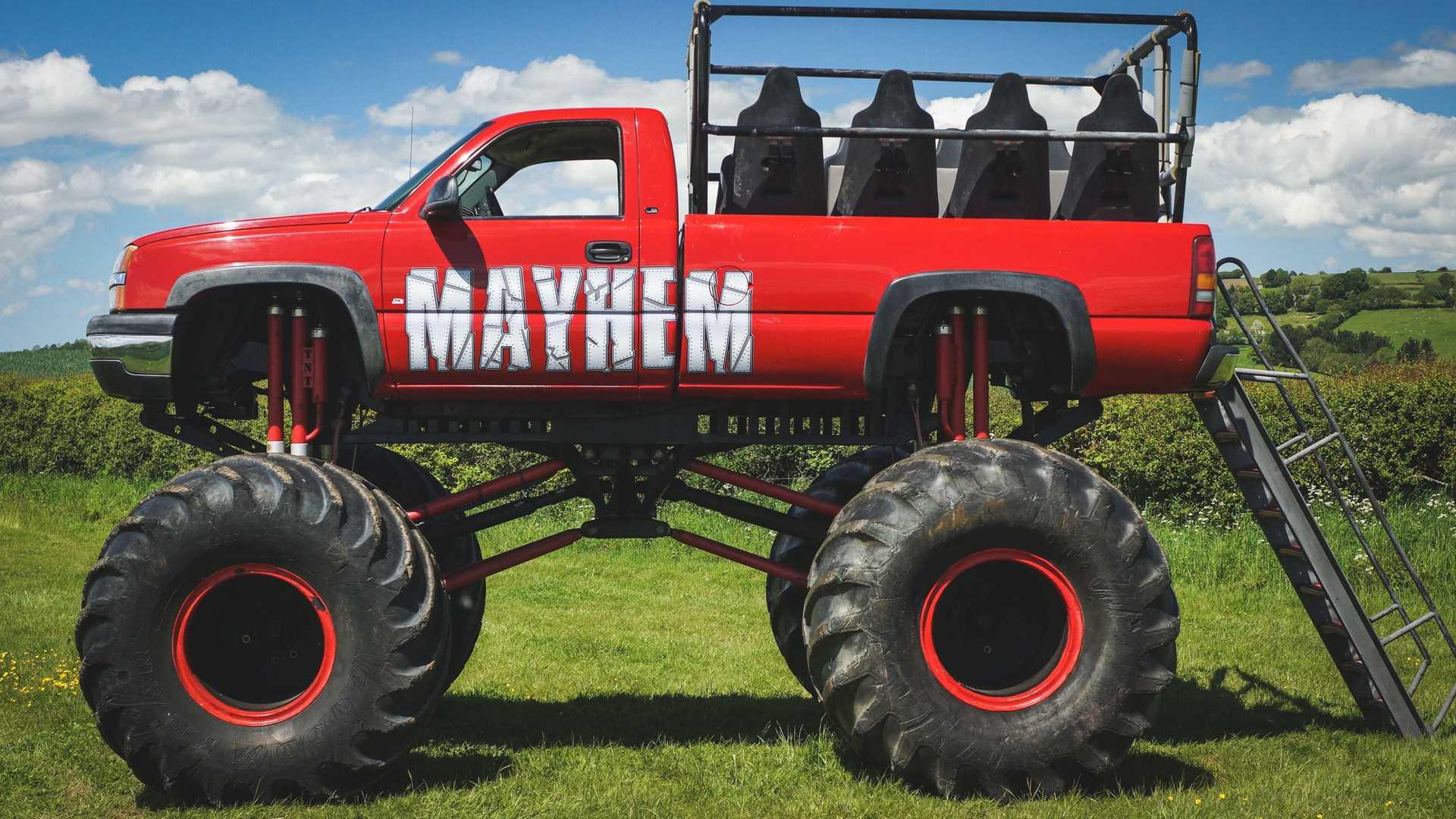 نمای جانبی وانت مانستر شورولت سیلورادو / Chevrolet Silverado Monster Truck