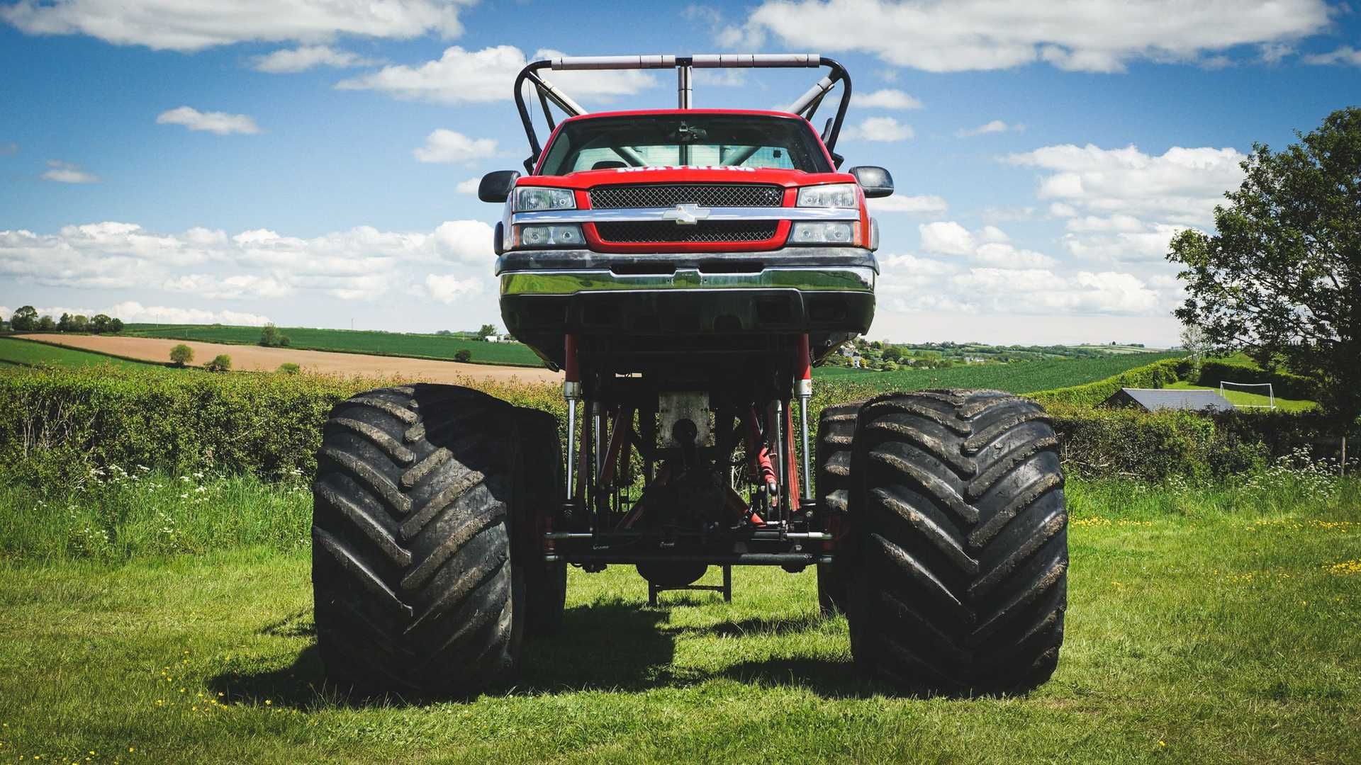 نمای جلو وانت مانستر شورولت سیلورادو / Chevrolet Silverado Monster Truck