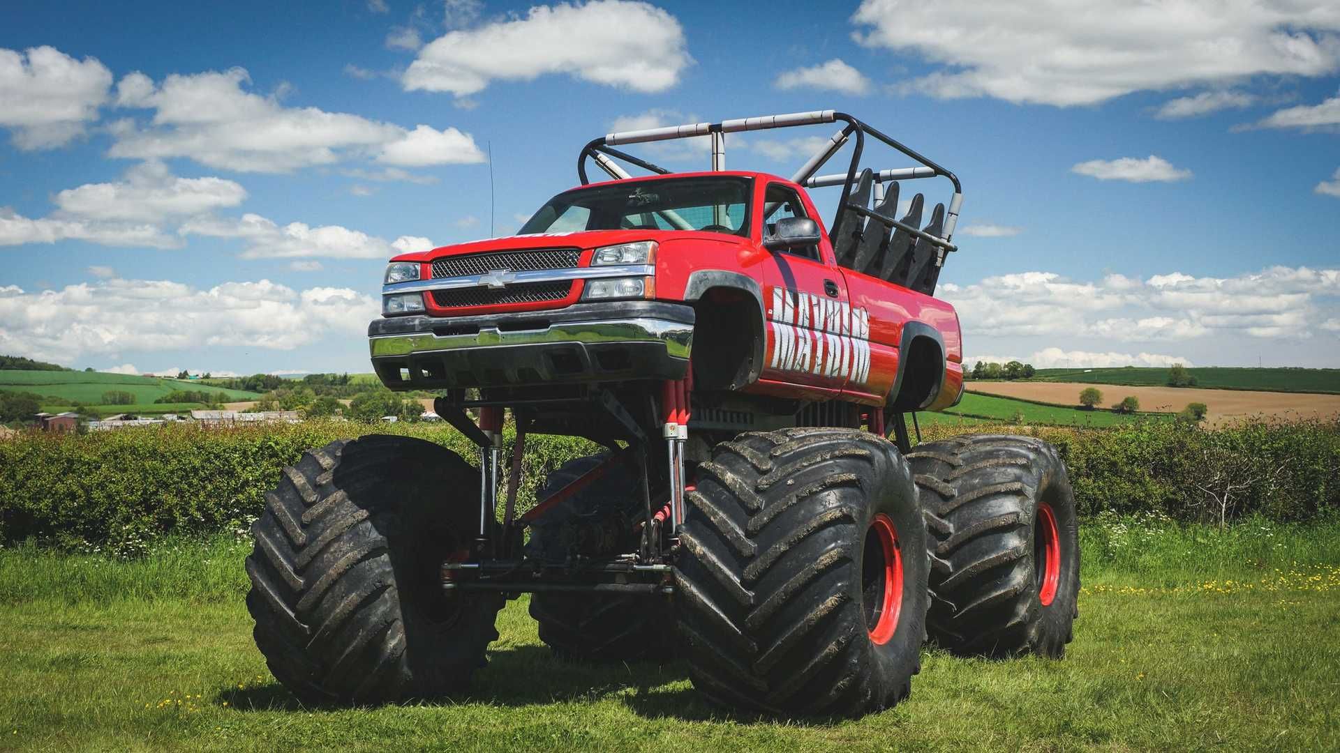 نمای سه چهارم وانت مانستر شورولت سیلورادو / Chevrolet Silverado Monster Truck