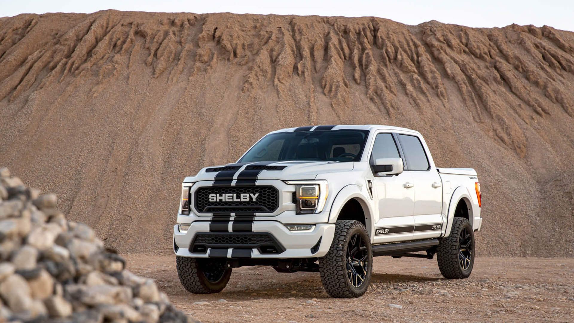 نمای سه چهارم وانت پیکاپ شلبی اف 150 / 2021 Shelby F-150 مبتنی بر فورد / Ford در کوه