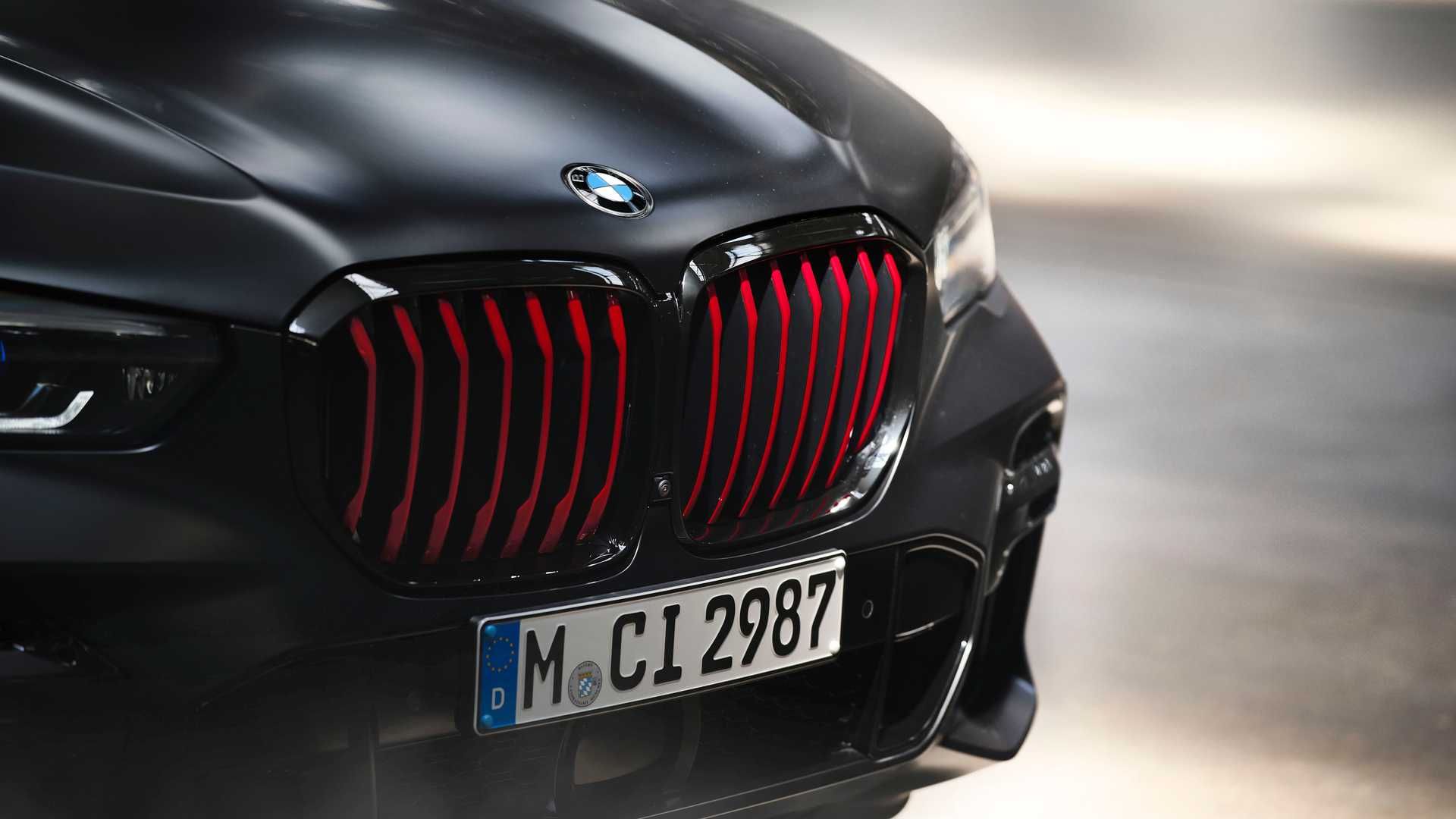 جلوپنجره بی ام و ایکس 5 نسخه بلک ورمیلیون / 2022 BMW X5 Black Vermilion