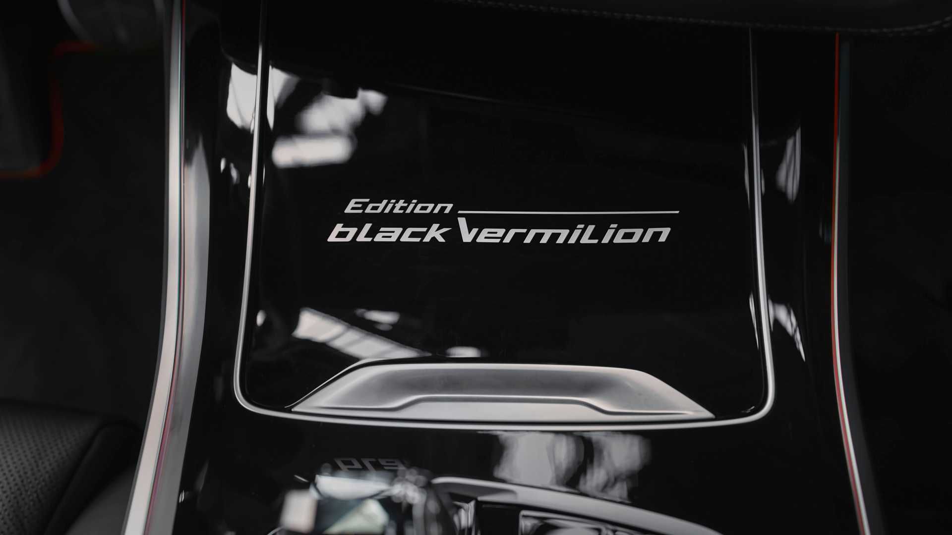 نشان بلک ورمیلیون روی بی ام و ایکس 5 نسخه بلک ورمیلیون / 2022 BMW X5 Black Vermilion