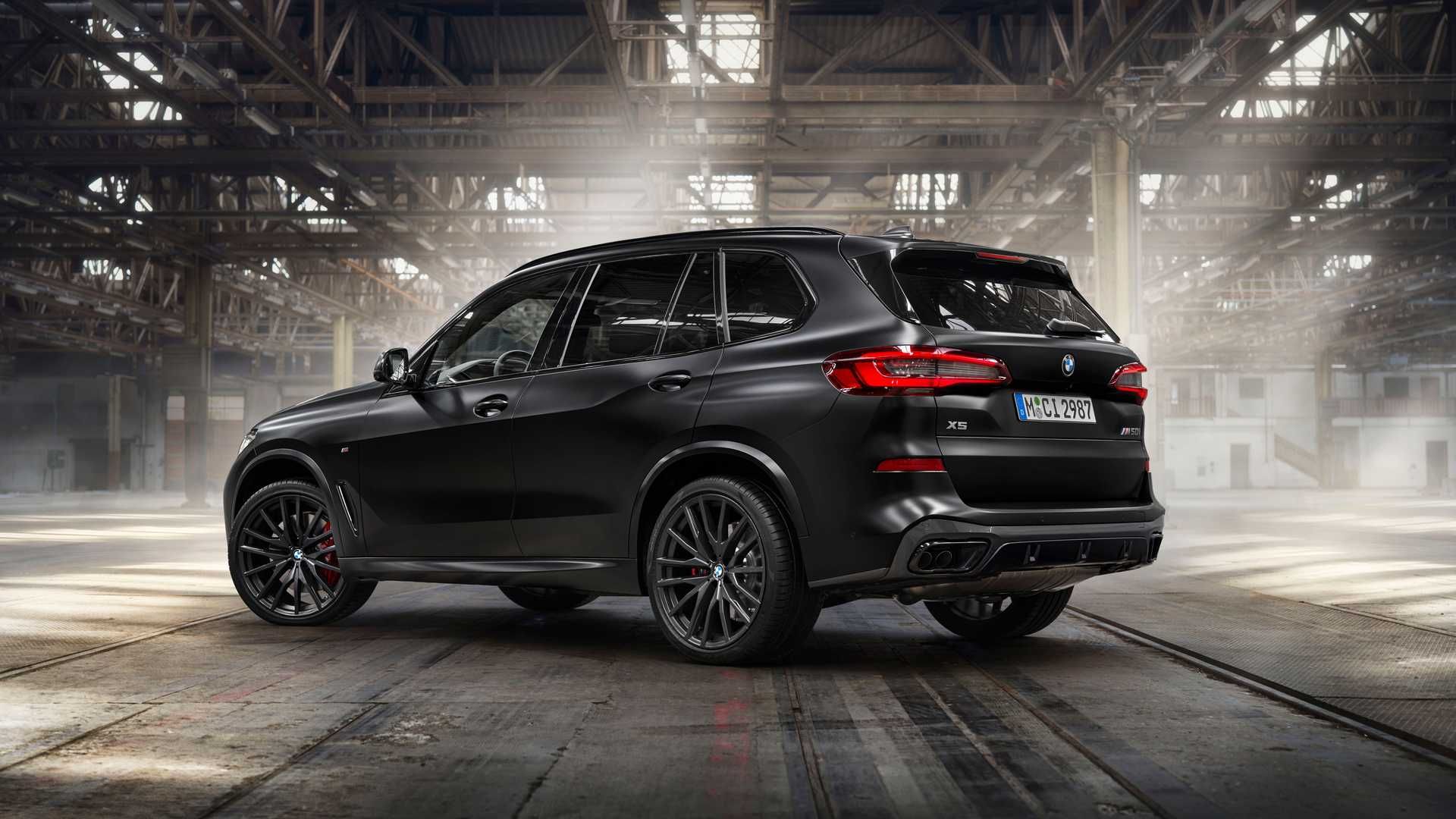 نمای سه چهارم عقب بی ام و ایکس 5 نسخه بلک ورمیلیون / 2022 BMW X5 Black Vermilion