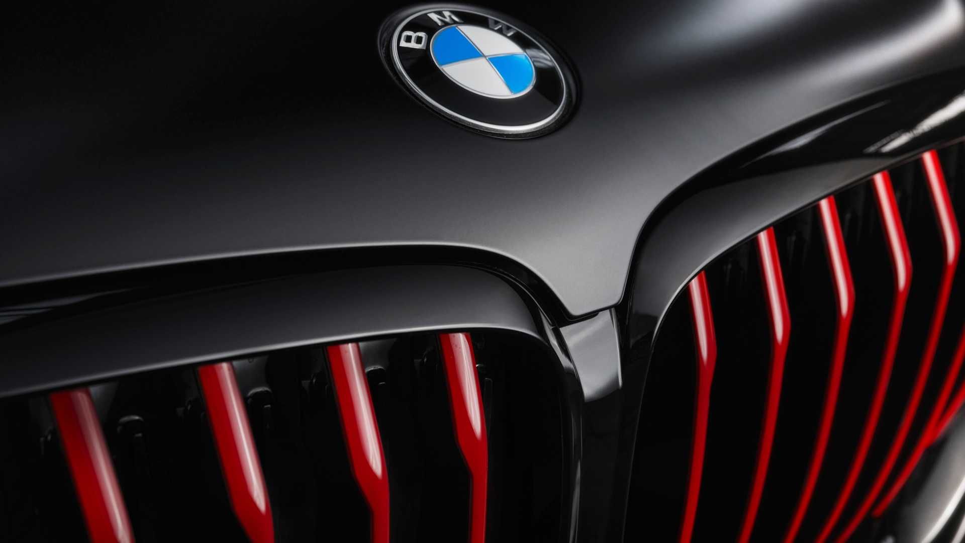 لوگوی BMW روی بی ام و ایکس 5 نسخه بلک ورمیلیون / 2022 BMW X5 Black Vermilion