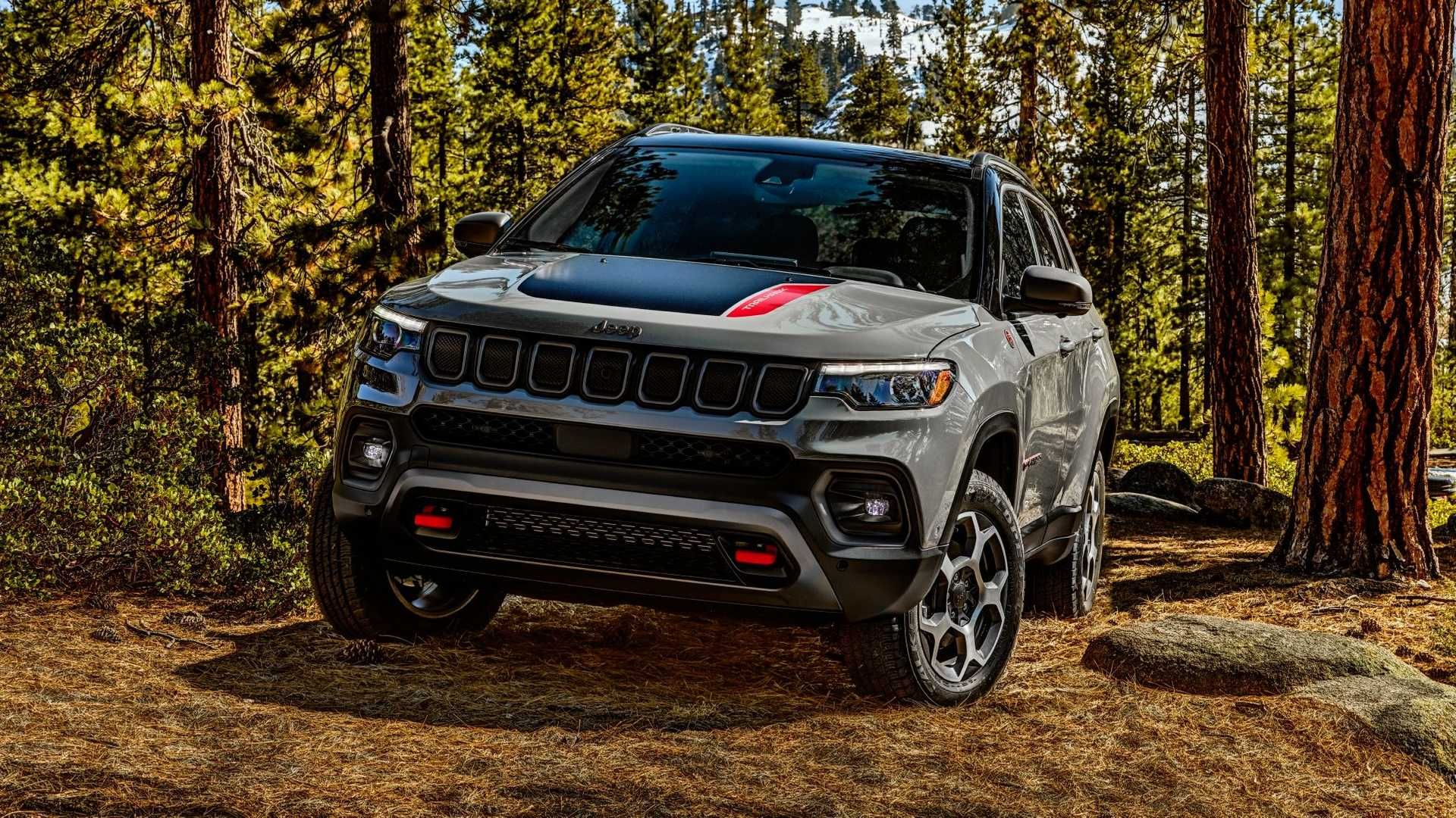 نمای سه چهارم شاسی بلند جیپ کامپس 2022 / 2022 Jeep Compass SUV در جنگل